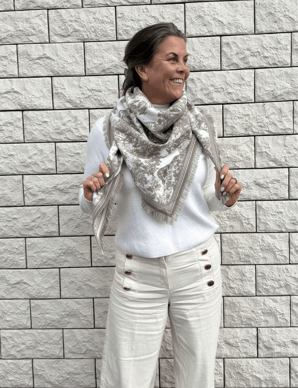NOMA Charlene Trekantskjerf m/frynser Beige